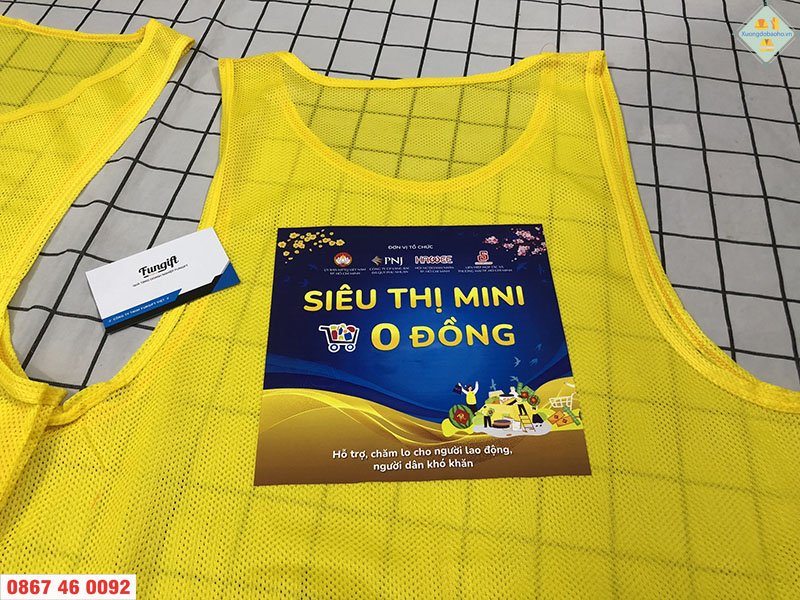 300 áo lưới in logo cho siêu thị Mini