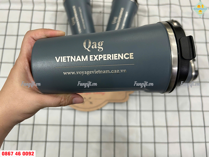 Khắc logo công ty lên cốc coffee